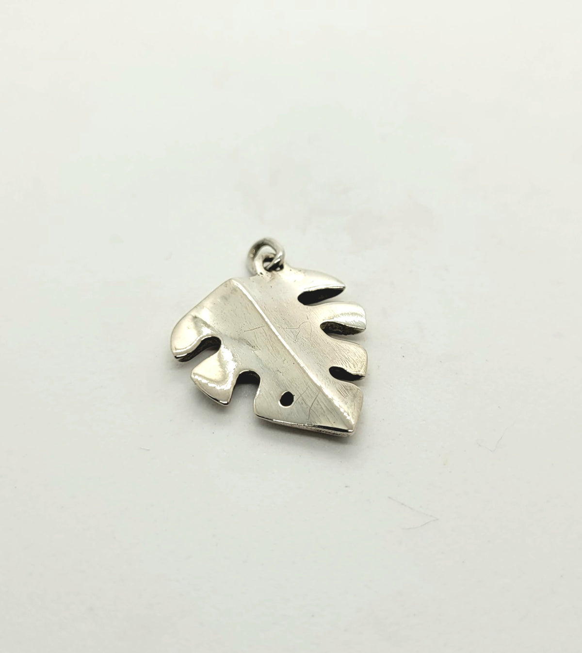 Pendentif feuille de Monstera