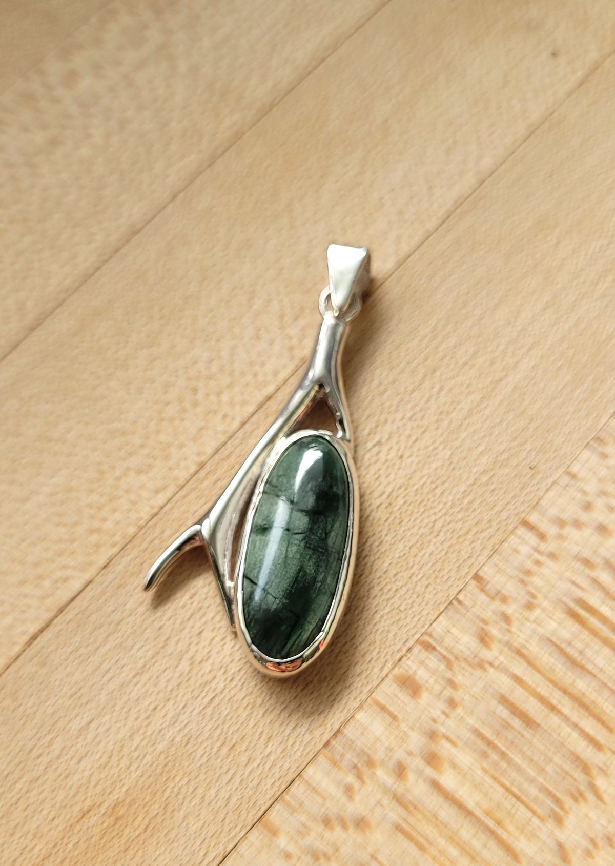 Pendentif branche et serpentinite