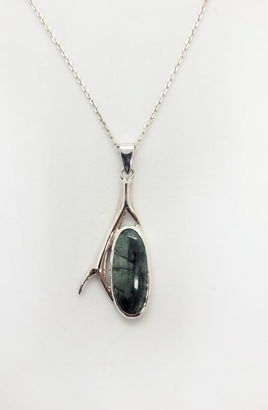Pendentif branche et serpentinite