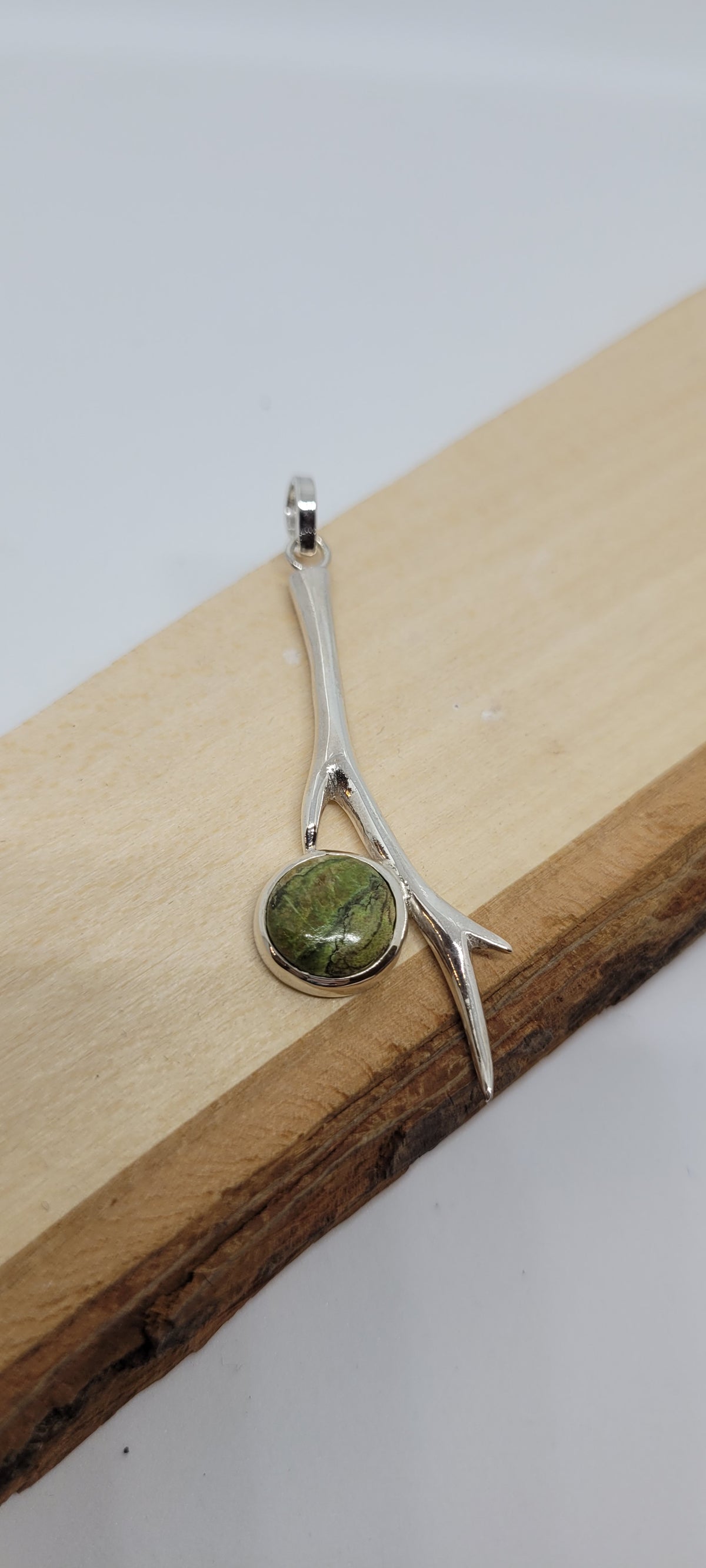 Pendentif branche et gaspéite du Québec