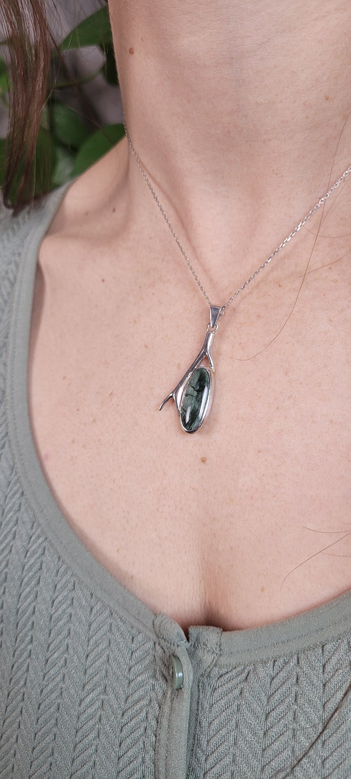 Pendentif branche et serpentinite