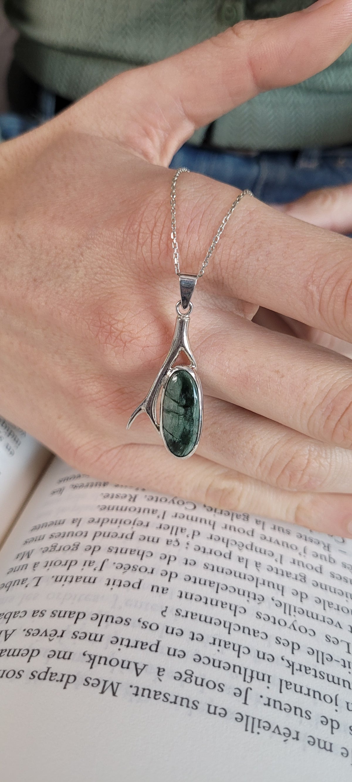 Pendentif branche et serpentinite