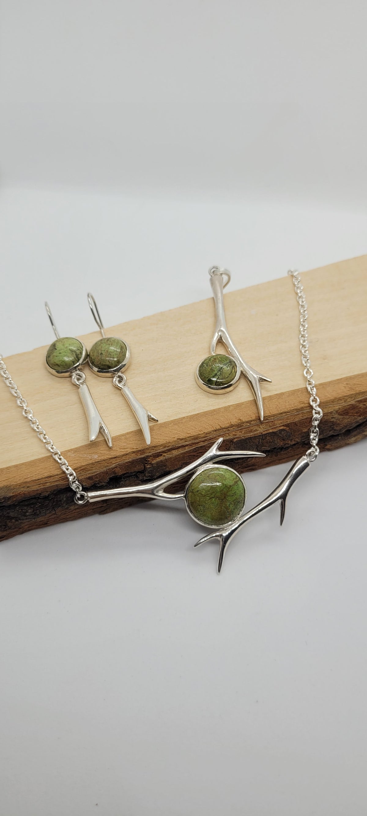 Collier branches et gaspéite du Québec
